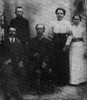 Сакович Григорий  Романович (в центре), Сакович Нестер Григорьевич (слева сидит). 1900 г.